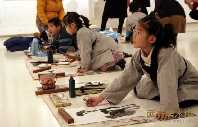 2��22�����磬�����ʯ��Ʒչ������β���׶Σ������������ֳ��˺����ǻ��ֵĺ���50��λС���Ѵ��ű�īֽ�⡢���ź���ǰ��չ���ֳ���ġ���ʯ��Ʒ��